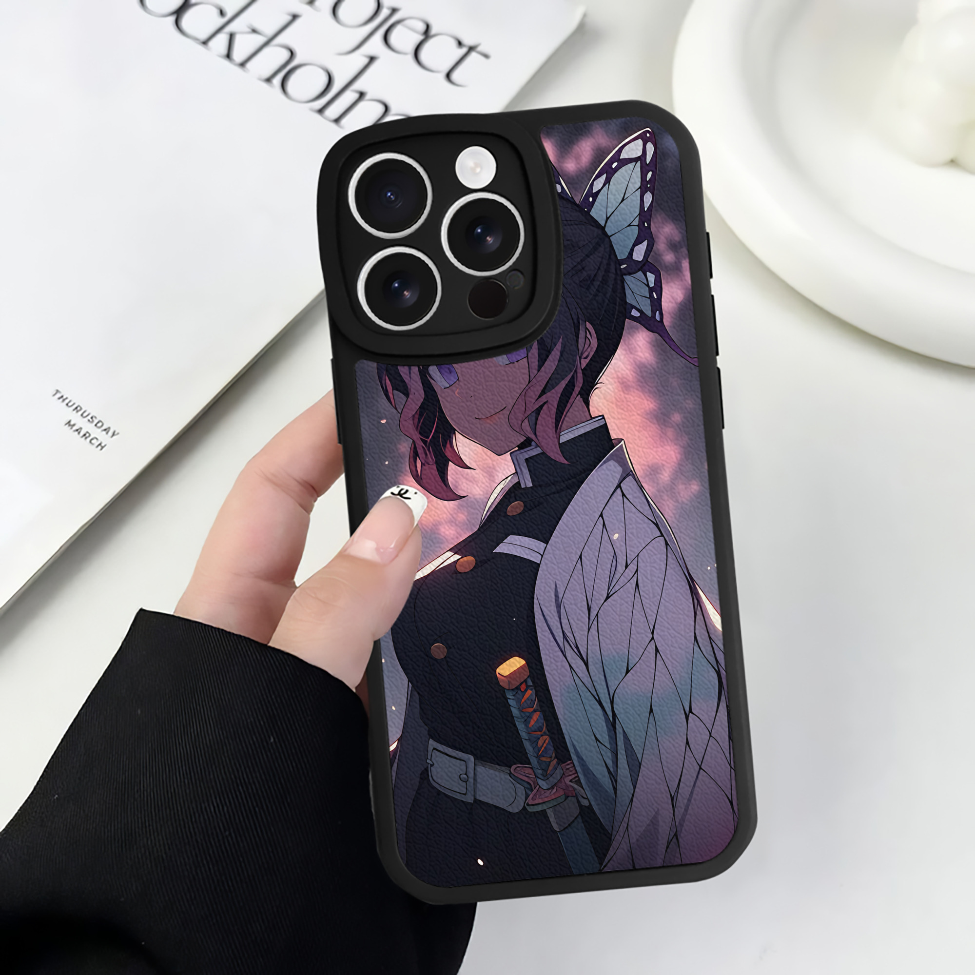 （画像用） 鬼滅の刃（きめつのやいば）蟲柱-胡蝶 しのぶ／こちょう しのぶ Kochou Shinobu 【iPhone 16シリーズ対応】シリコンスマホケース（レザー調） 材質：シリコン